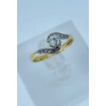 18CT GOLD TWIST SHANK DIAMOND RING, the old cut central stone measuring 0.25cts approx., set with