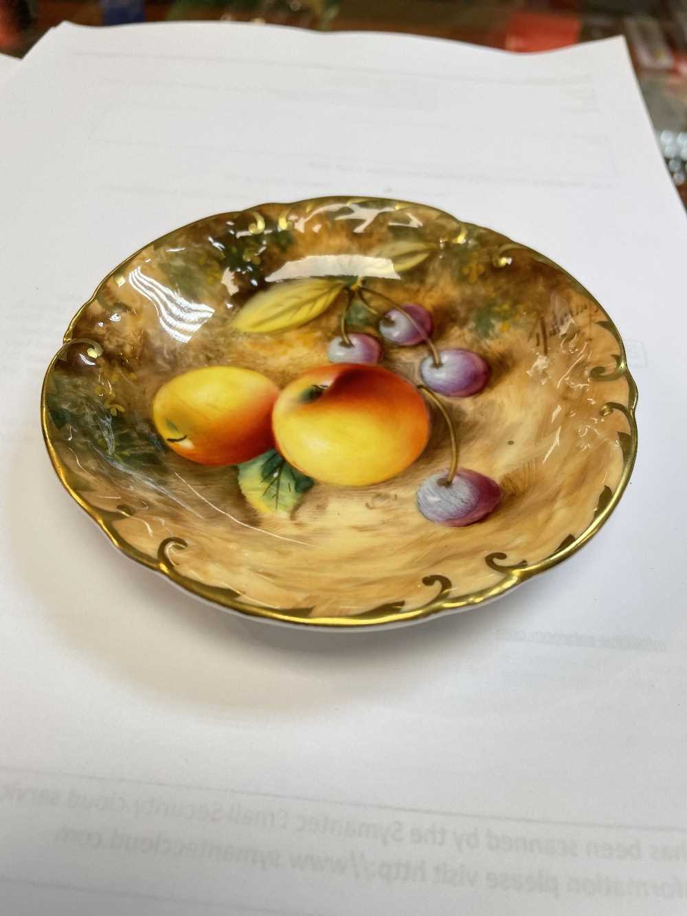 PAIR OF ROYAL WORCESTER FALLEN FRUIT BONE CHINA PIN DISHES, signed 'Roberts', hand-painted with - Bild 4 aus 9