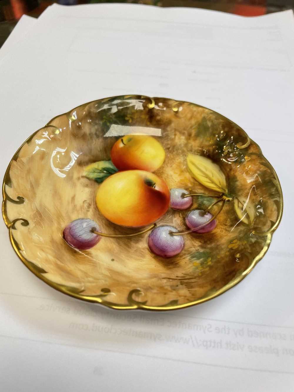 PAIR OF ROYAL WORCESTER FALLEN FRUIT BONE CHINA PIN DISHES, signed 'Roberts', hand-painted with - Bild 3 aus 9