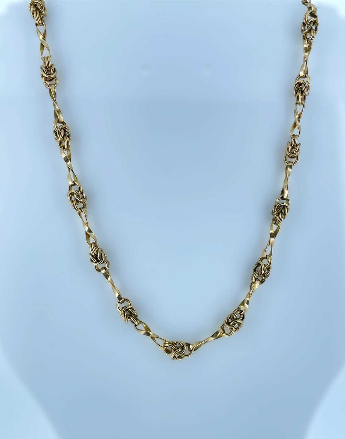 9CT GOLD KNOT LINK NECKLACE, 45.5cms long, 17.5gms Provenance: private collection Bridgend County