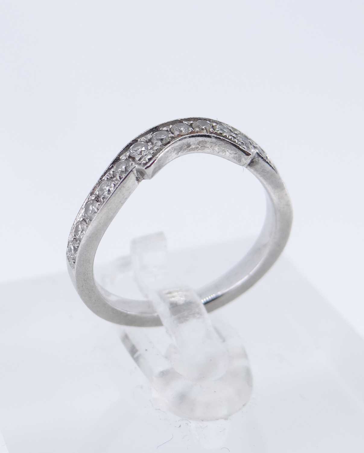 MODERN PLATINUM DIAMOND ENCRUSTED ENGAGEMENT RING & MATCHING WEDDING BAND, the central stone - Image 5 of 8