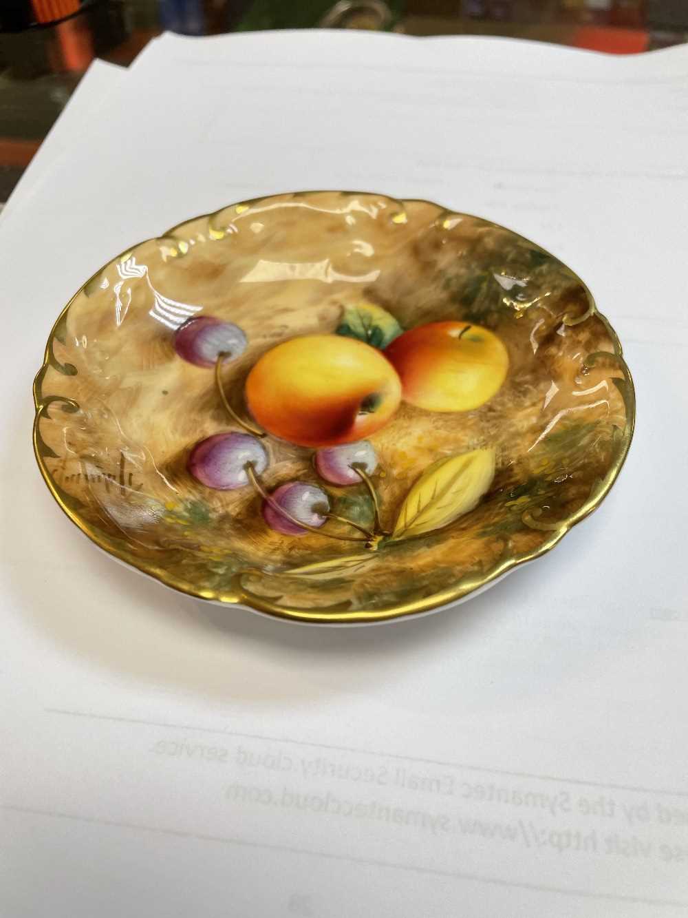 PAIR OF ROYAL WORCESTER FALLEN FRUIT BONE CHINA PIN DISHES, signed 'Roberts', hand-painted with - Bild 6 aus 9