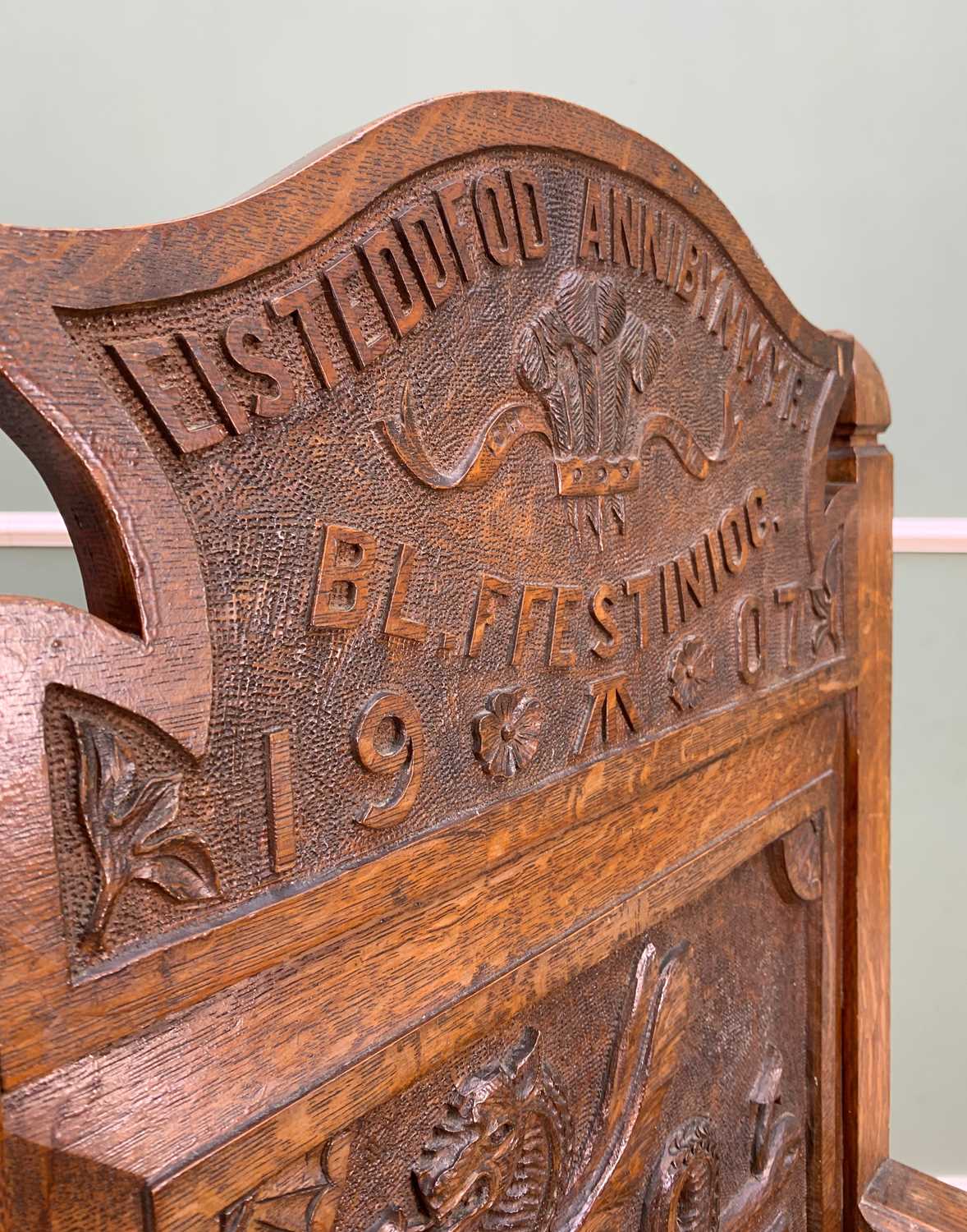 1907 WELSH EISTEDDFOD OAK ARM CHAIR, square panel to back with dragon and inscribed 'Y DDRAIG COCH A - Image 3 of 5
