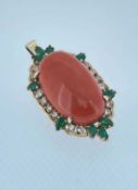 14CT GOLD CORAL, DIAMOND & EMERALD PENDANT, the large central cabochon coral (28 x 17mms) within