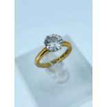 18CT YELLOW GOLD & PLATINUM DIAMOND SOLITAIRE RING, the single round brilliant cut stone measuring