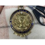 18K GOLD MASTERS BADGE FOR THE INCORPORATED GUILD OF HAIRDRESSERS, WIGMAKERS AND PERFUMERS, blue