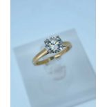 14K YELLOW GOLD DIAMOND SOLITAIRE RING, the single round brilliant cut stone measuring 1.5cts