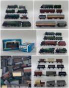 HORNBY RAILWAYS: COLLECTION OF UNBOXED LOCOMOTIVES, COACHES & ROLLING STOCK to include, 'Duchess