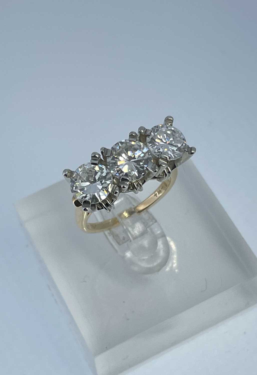 FINE THREE CARAT DIAMOND RING, the three round brilliant cut stones measuring 3.0cts overall