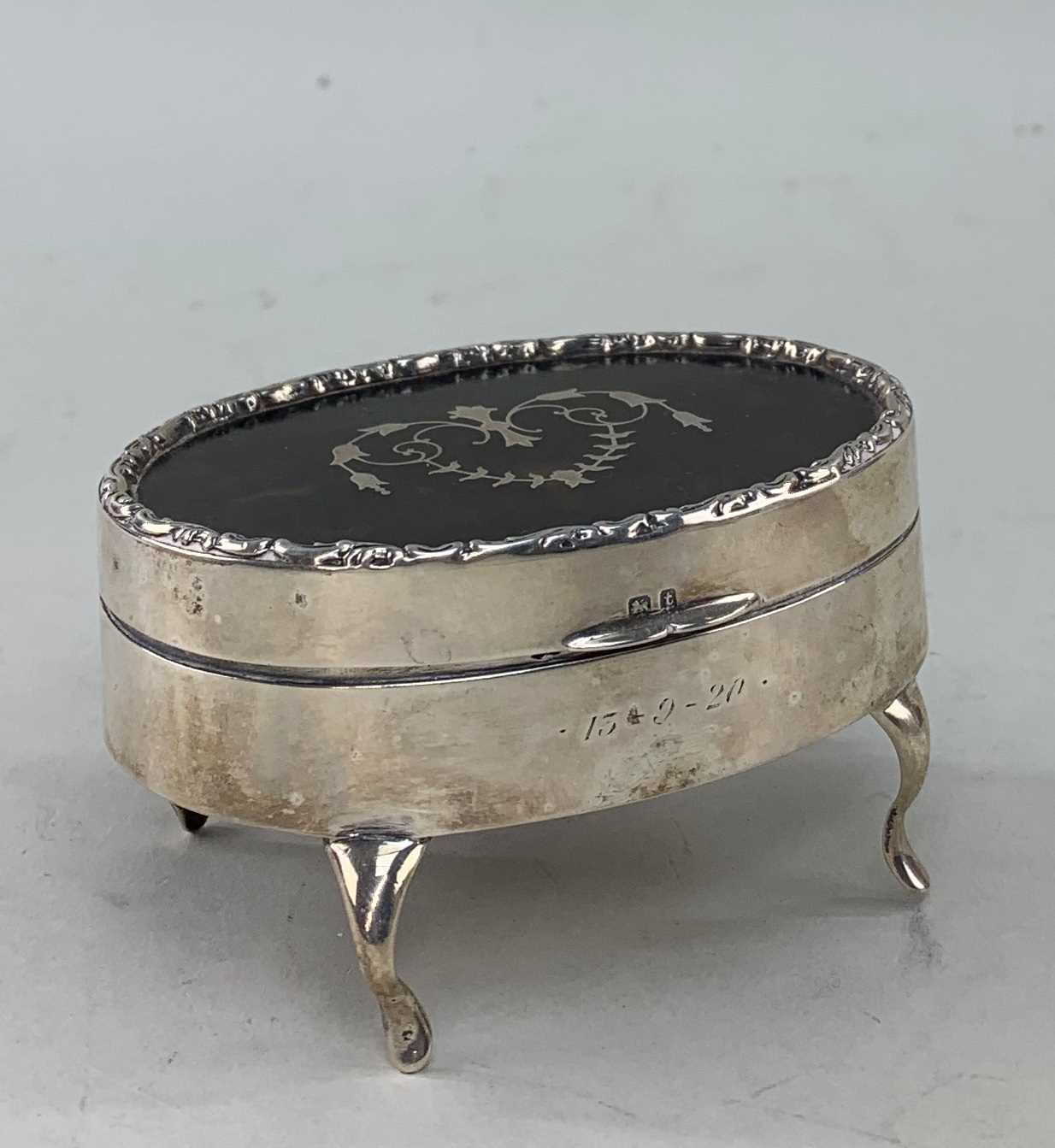 GEORGE V SILVER OVAL JEWLELLERY BOX, 1918, on four raised feet with inlaid tortoiseshell top, - Image 2 of 6