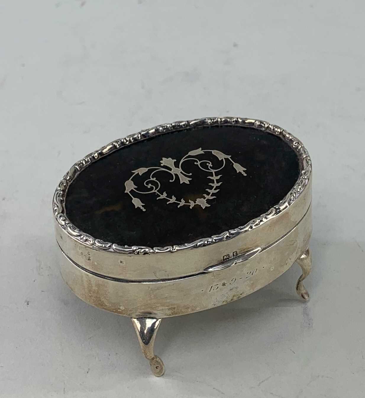 GEORGE V SILVER OVAL JEWLELLERY BOX, 1918, on four raised feet with inlaid tortoiseshell top, - Image 3 of 6