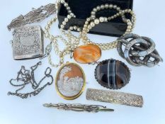 ASSORTED JEWELLERY comprising 15ct gold cameo brooch, two banded agate bar brooches, rectangular