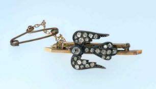 YELLOW & WHITE METAL DIAMOND SET DOVE BROOCH, 6.1gms Provenance: private collection Swansea,