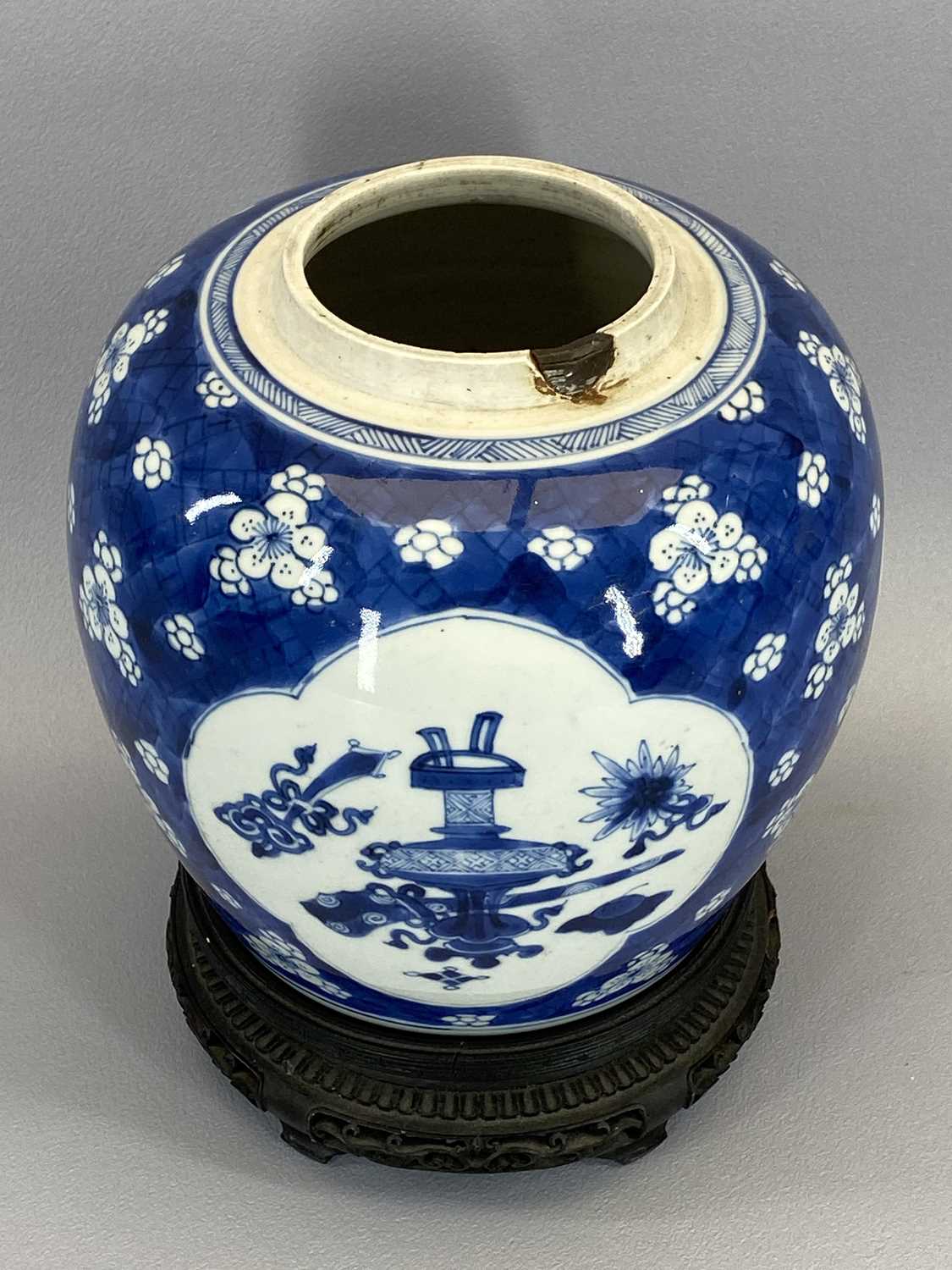 19TH CENTURY CHINESE BLUE & WHITE GINGER JAR - on a hardwood stand, 25cms tall - Image 3 of 3