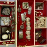 9CT GOLD, SILVER, COSTUME & OTHER JEWELLERY & COLLECTABLES GROUP - in a vintage lidded jewellery