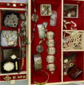 9CT GOLD, SILVER, COSTUME & OTHER JEWELLERY & COLLECTABLES GROUP - in a vintage lidded jewellery