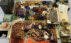 LARGE COLLECTION OF COSTUME JEWELLERY AND TRINKETS.