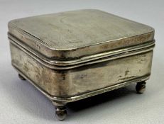 GEORGE V SILVER SQUARE RING BOX, engine turned decoration to the hinged cover, on four ball feet,