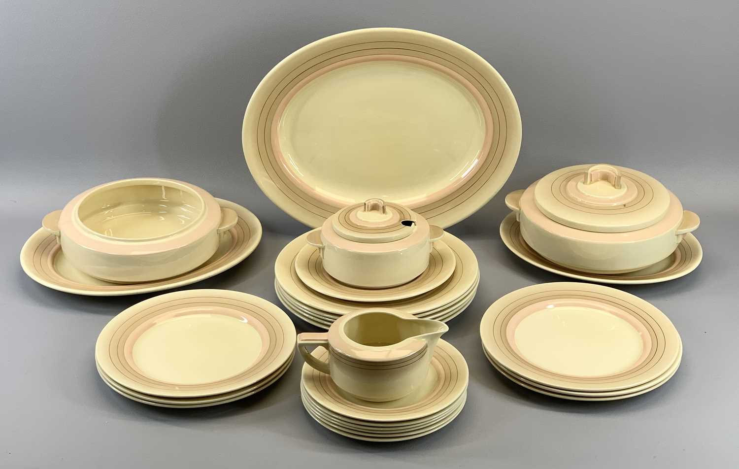 ROYAL DOULTON MID-CENTURY TYPE DINNERWARE - pattern 05666, approximately 26 pieces