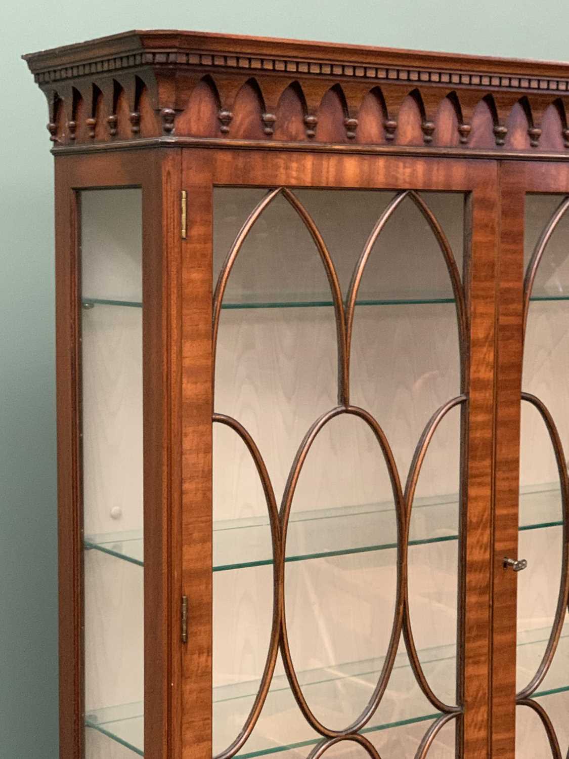 ELEGANT REPRODUCTION MAHOGANY DISPLAY CABINET - twin glazed doors above two cupboard doors on - Image 3 of 4