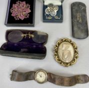 VICTORIAN & LATER JEWELLERY & COLLECTABLES GROUP - a large Victorian pinchbeck swivel hair brooch, 7