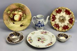 18TH CENTURY & LATER CABINET PORCELAIN ITEMS - to include a circa 1760 blue & white decorated hot