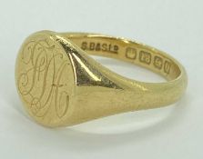 GENTLEMAN'S 18CT GOLD SIGNET RING - having monogrammed initials to a circular top, Size T, 9.7grms