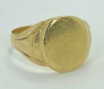 LADY'S 18CT GOLD SIGNET RING - with vacant circular top and lined detail to the shoulders, Size