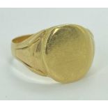 LADY'S 18CT GOLD SIGNET RING - with vacant circular top and lined detail to the shoulders, Size