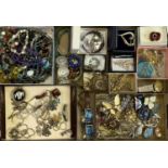 GOLD, SILVER, DESIGNER & OTHER JEWELLERY GROUP - a good quality mixed parcel to include a 14ct