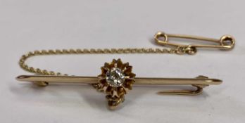 GOLD & DIAMOND BAR BROOCH (UNMARKED) - with safety chain, visual estimate of the diamond 0.3cts,