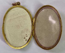 ANTIQUE 9CT GOLD CHASED DECORATED OVAL LOCKET - 35 x 24mm, 4.5grms