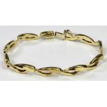 18CT GOLD '750' STAMPED CROSSOVER LINK BRACELET - with clip fastener, 20cms overall L open, 13.