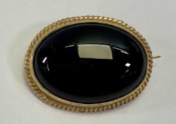 9CT GOLD ANTIQUE STYLE OVAL BROOCH - set with black cabochon stone, 28 x 21mm, 6.9grms