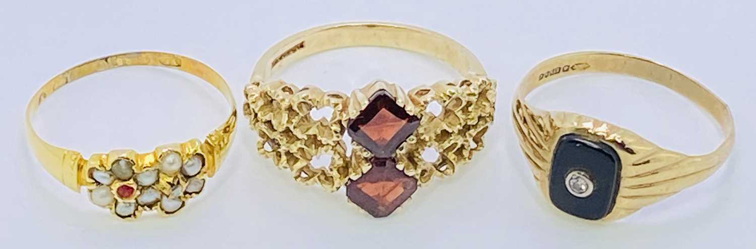 15CT GOLD DRESS RING - decorated with tiny seed pearls and one small ruby, Size N, 1.6grms, a 9ct - Image 2 of 3