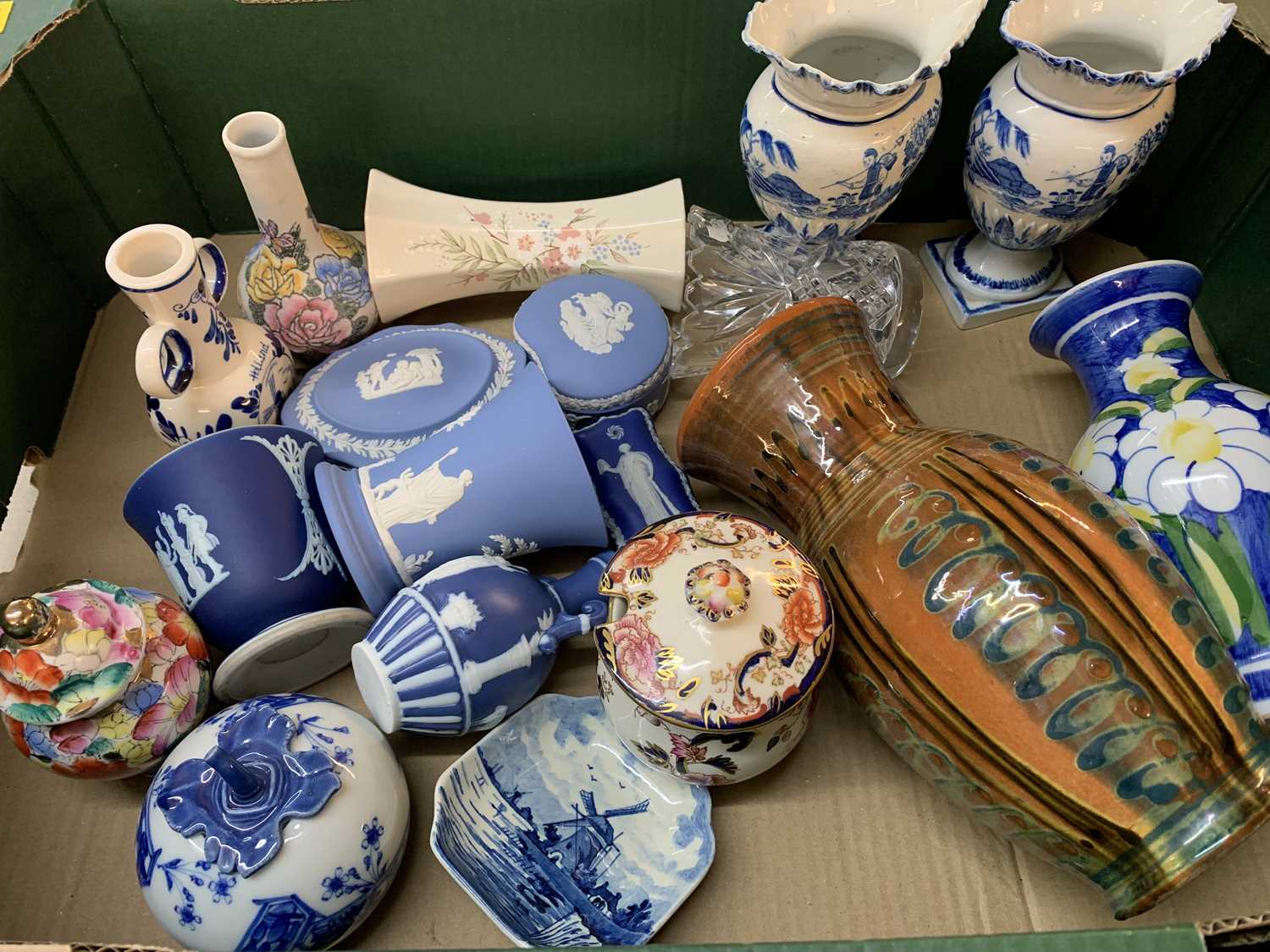 LARGE MIXED COLLECTION OF CERAMICS & CHINA including Gaudy Welsh and copper lustre jugs, Royal - Image 4 of 5