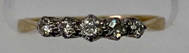 18CT GOLD 5 STONE DIAMOND RING - the stones claw mounted in possibly platinum, the largest being 0.