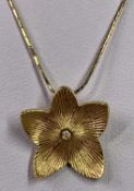 18CT GOLD DIAMOND SET FLORAL PENDANT NECKLACE - stamped '750', 22cms overall L, the 17cms W flower