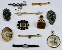 JEWELLERY - a large mixed parcel to include bar brooches, photo pendants, a yellow metal hardstone