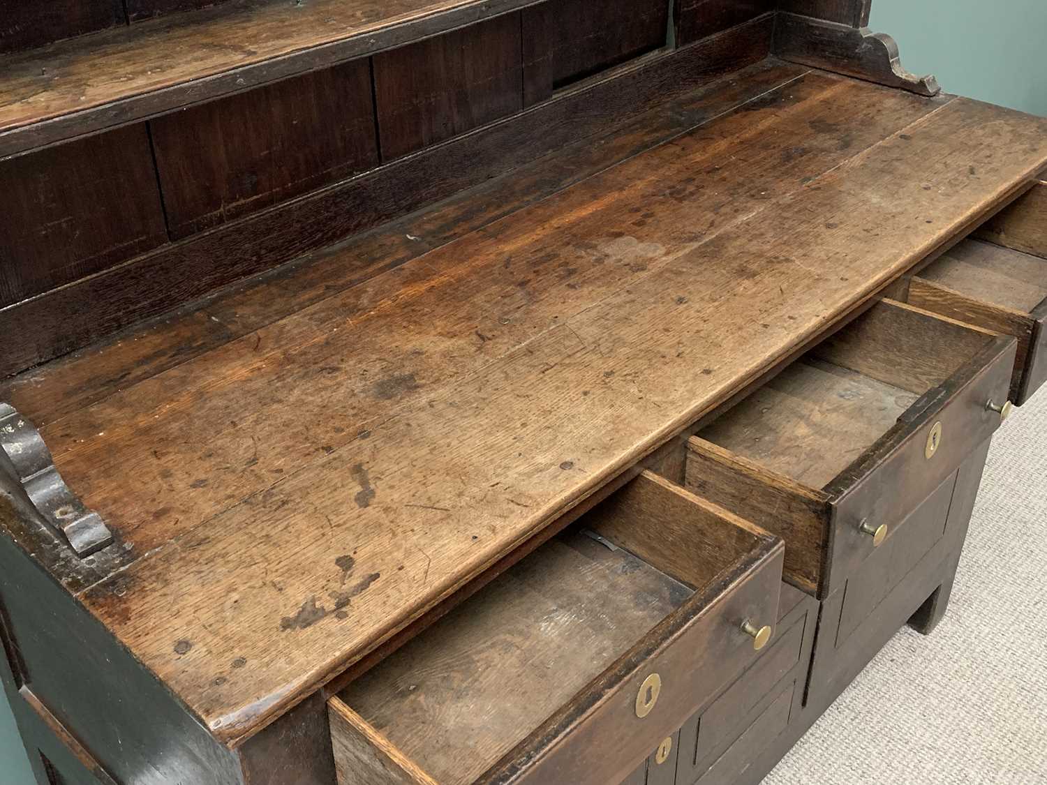 EARLY 19th CENTURY OAK WELSH DRESSER, the three shelf rack with wide backboards over a base of three - Image 4 of 5