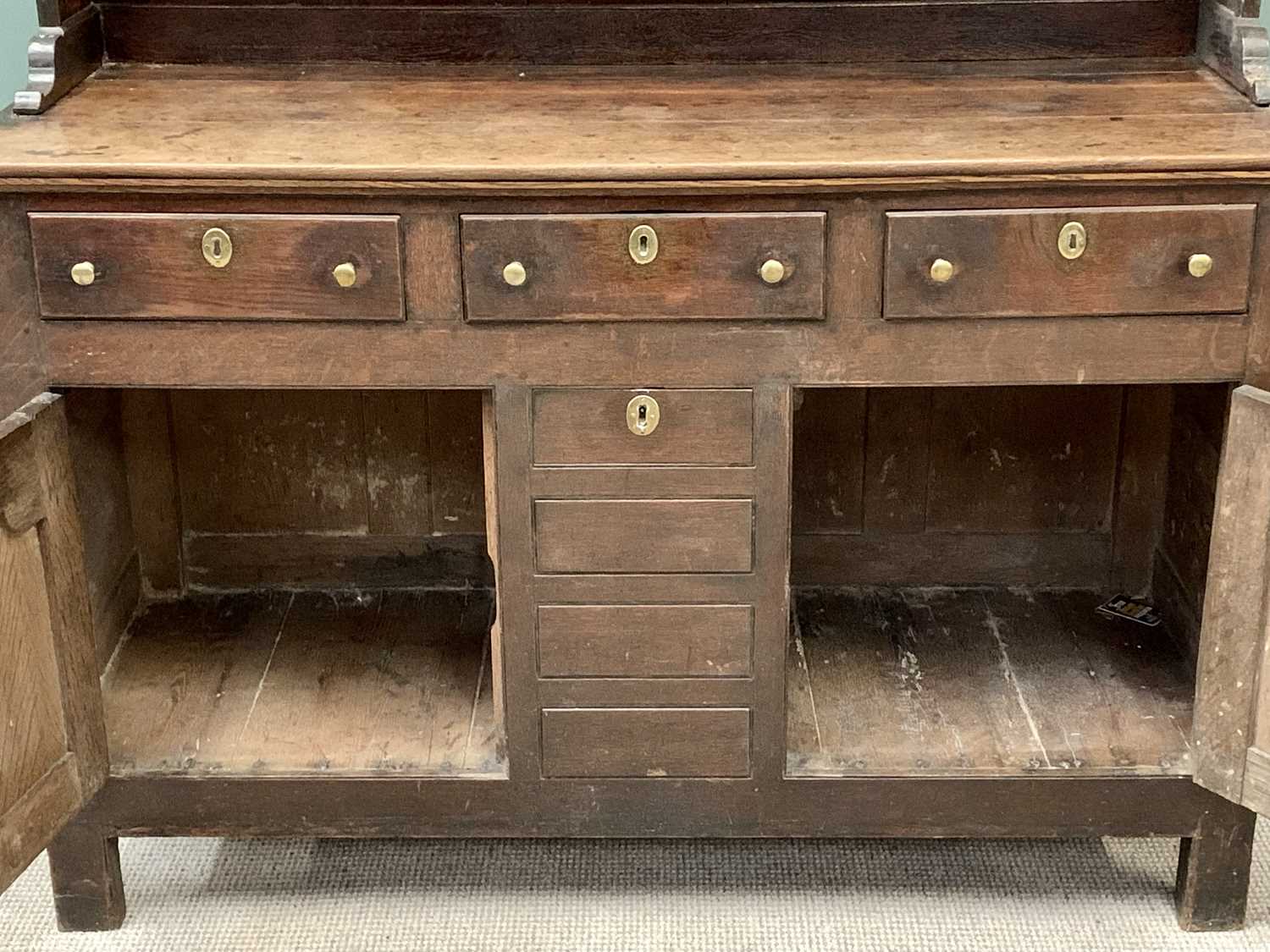 EARLY 19th CENTURY OAK WELSH DRESSER, the three shelf rack with wide backboards over a base of three - Image 3 of 5