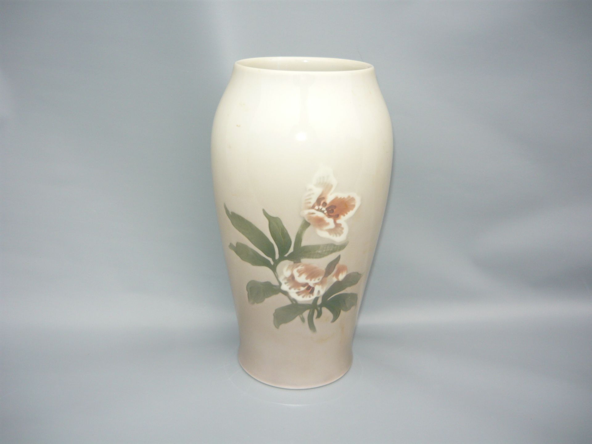 Bing & Grøndahl Copenhagen. Große Tischvase im Jugendstil. Zarte Unterglasurbemalung. H. ca. 21cm.