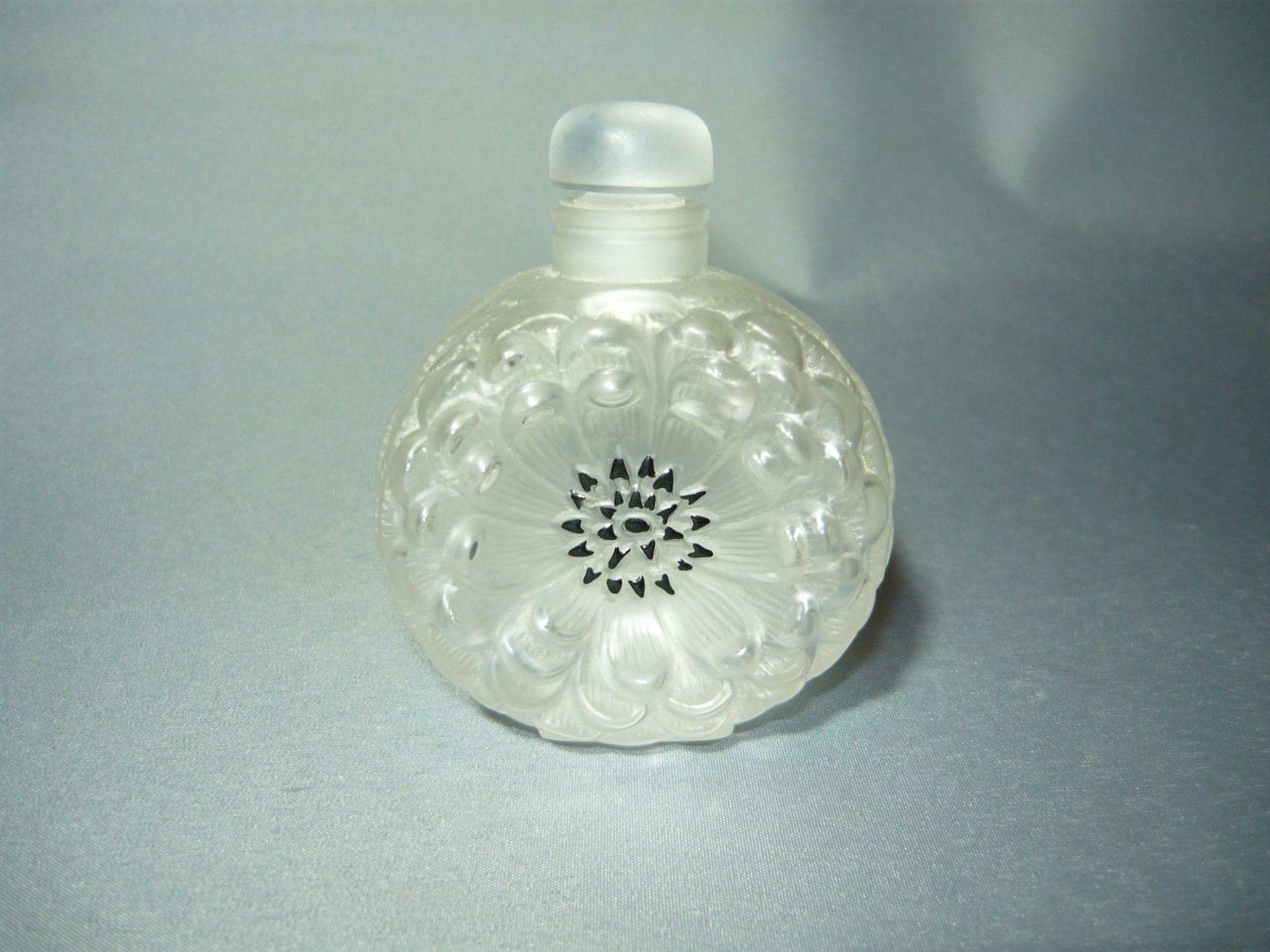 Flacon mit Blüte. Lalique France, sig. H. 9cm.