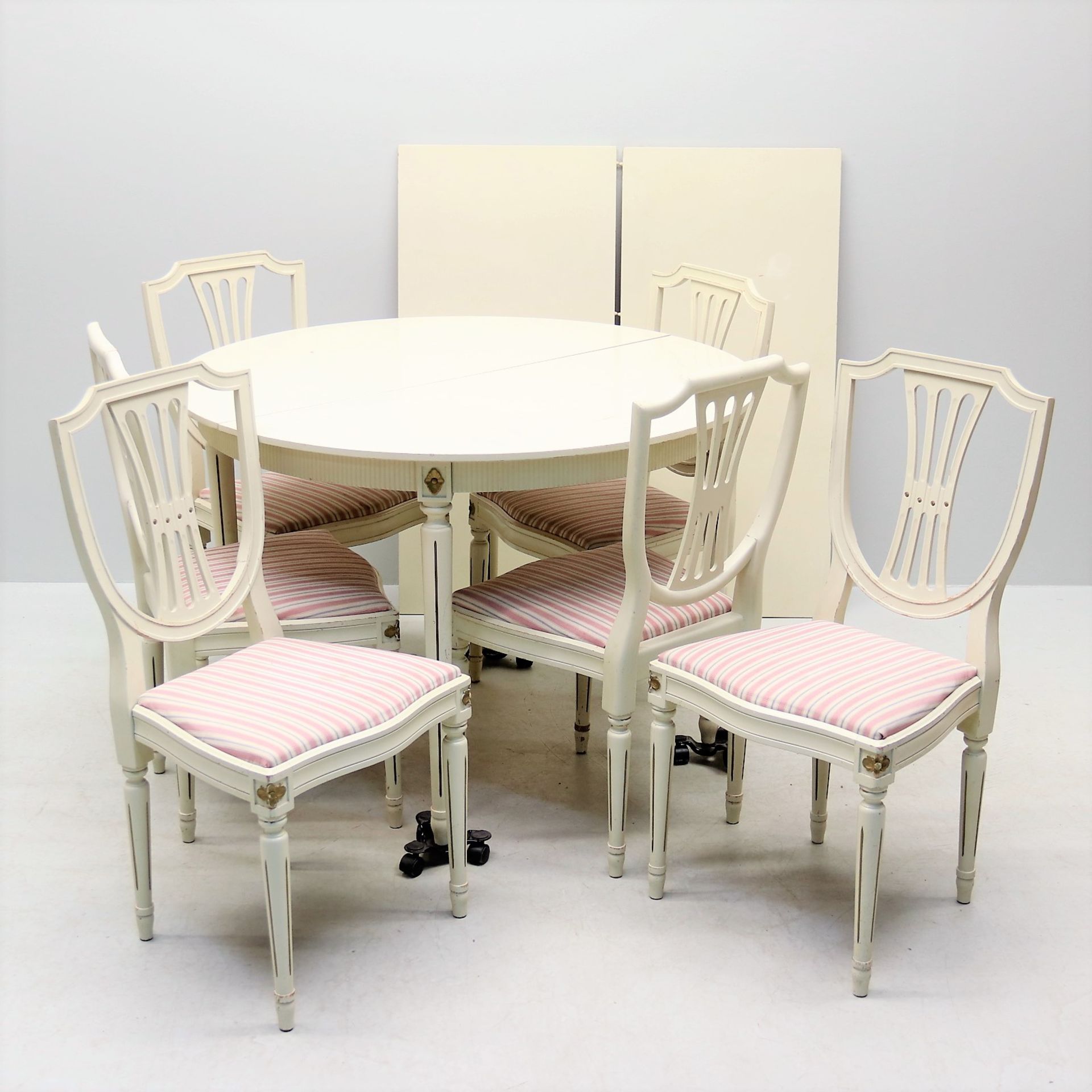 Esszimmer. Ausziehbarer Esstisch und sechs Stühle. Gustavianischer-Stil. Schweden.