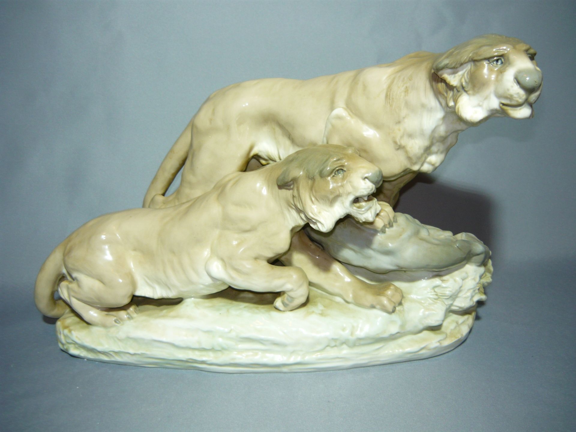 Amphora. Monumantalfigur zweier Löwen mit Beute. Zarte und naturalistische Unterglasurbemalung.