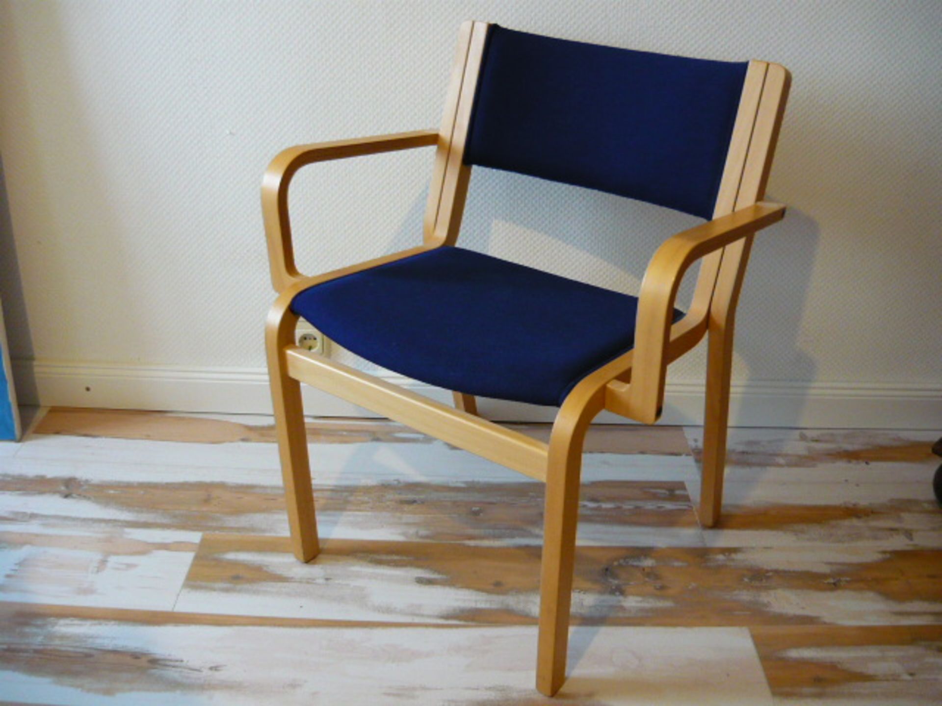Magnus Olesen. Danish Design Furniture. Satz von 6 Armlehnstühlen. Stabil und stapelbar. Weitere auf