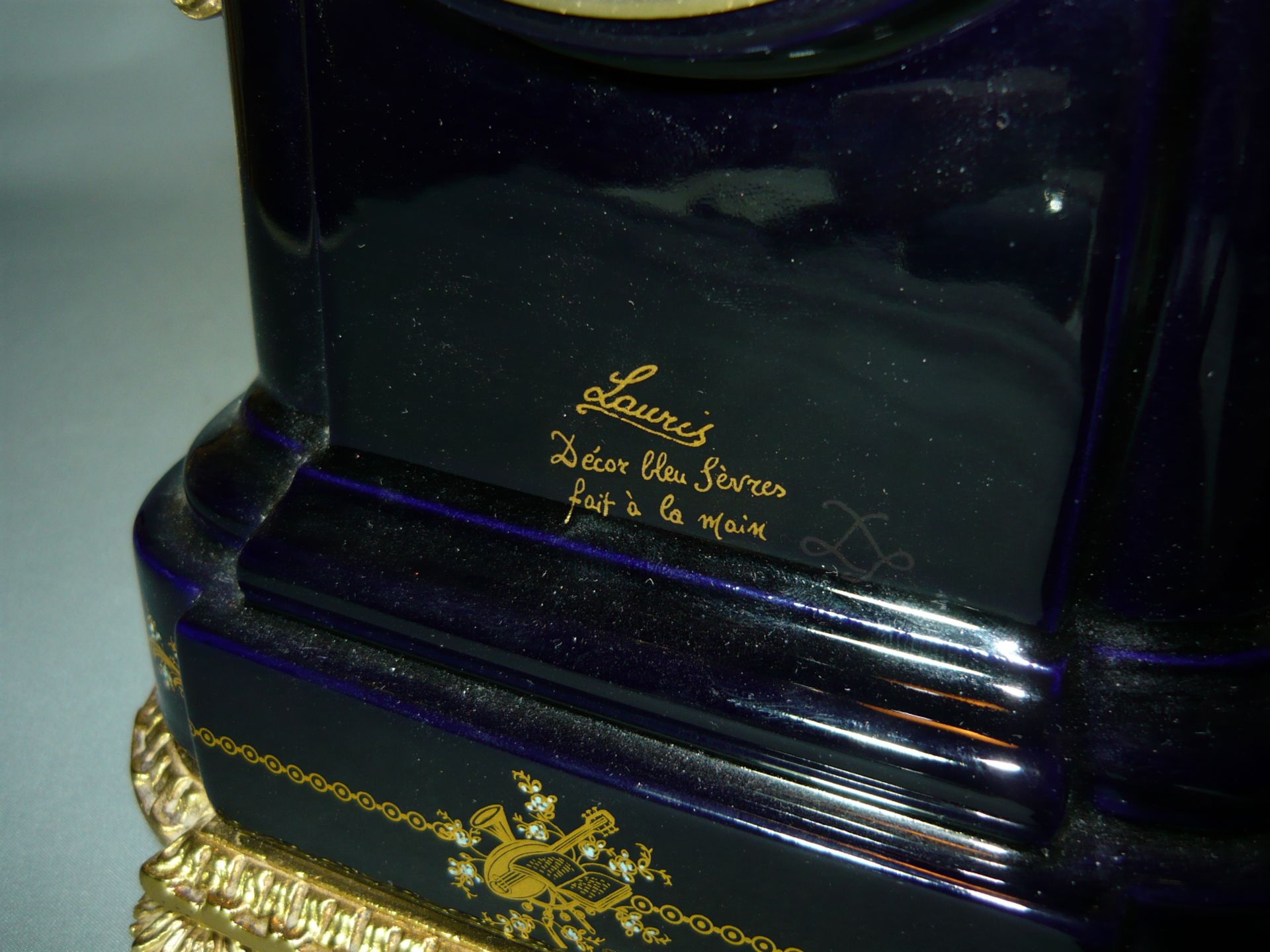 Prunkvolle Uhr mit galanter Szenerie. Um oder nach 1900. Rückseitig bezeichnet bleu Sevres. H. 34cm. - Image 2 of 2