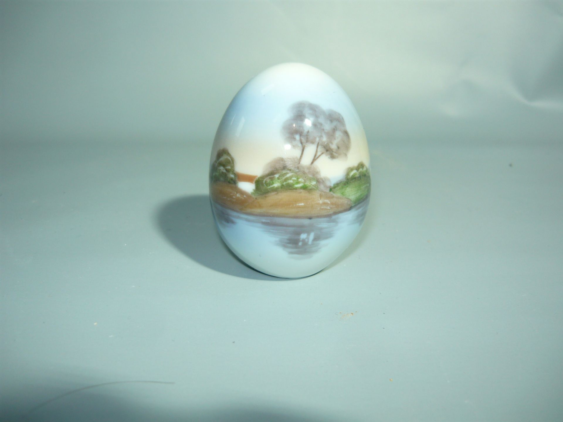 Hochseltenes Ei mit umlaufender Landschaftsbemalung unter der Glasur. B&G Copenhagen. 20.Jhdt. H.