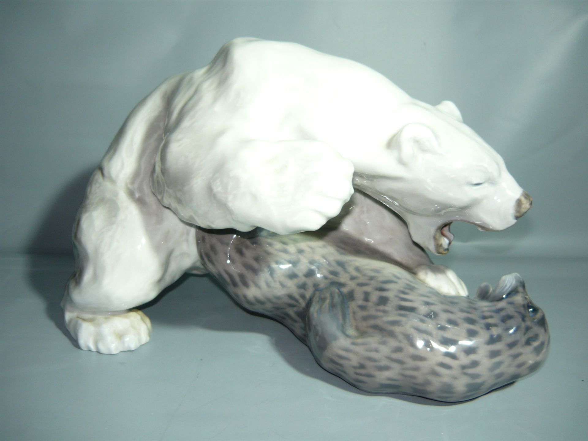 Knud Kyhn für Royal Copenhagen. Riesige Figurengruppe. Eisbär kämpft mit Robbe. L. ca. 37cm.