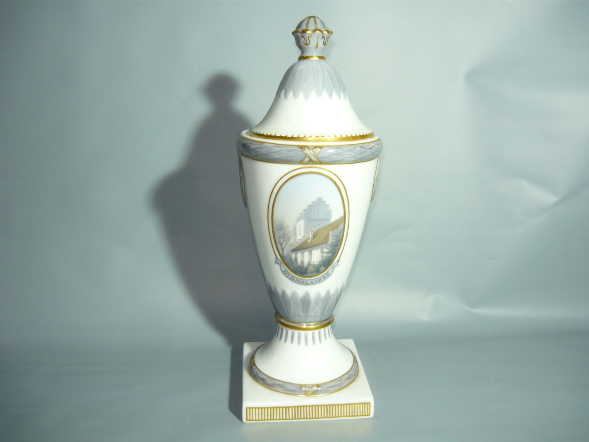 Royal Copenhagen. Großer Deckelpokal. Zarte Unterglasurhandmalerei. Um 1900. H. 35cm.